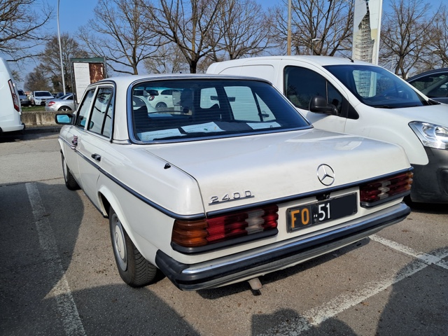 www.targhenere.net/gallery2/wp-content/uploads/2026/03/mercedes_240d_retro_oinotna_tn33313.jpg
