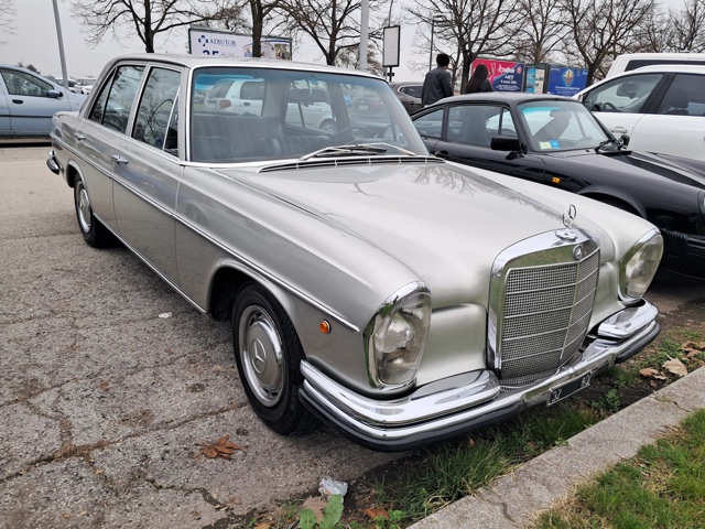 www.targhenere.net/gallery2/wp-content/uploads/2026/03/mercedes_250_fronte.jpg