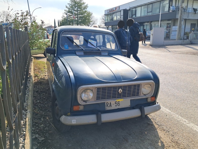 www.targhenere.net/gallery2/wp-content/uploads/2026/03/renault_r4_fronte.jpg