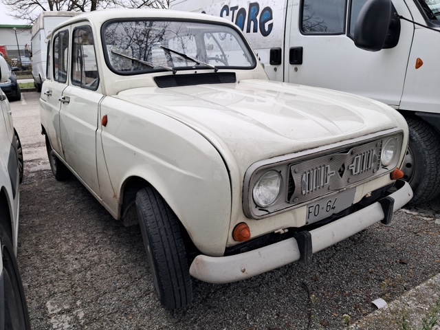 www.targhenere.net/gallery2/wp-content/uploads/2026/03/renault_r4_fronte_oinotna_tn69491.jpg