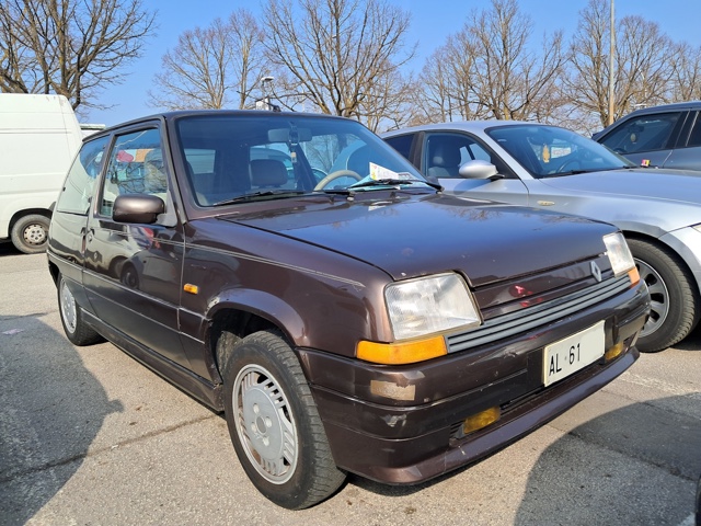 www.targhenere.net/gallery2/wp-content/uploads/2026/03/renault_super5_fronte_oinotna.jpg