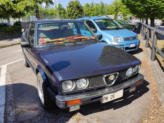 www.targhenere.net/gallery2/wp-content/uploads/2026/04/alfa_romeo_alfetta_quadrifoglio_oro_injection_1984_1988_2.jpg