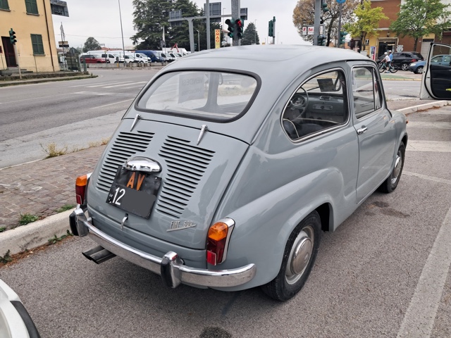 www.targhenere.net/gallery2/wp-content/uploads/2026/04/fiat_600_retro_oinotna_tn54550.jpg