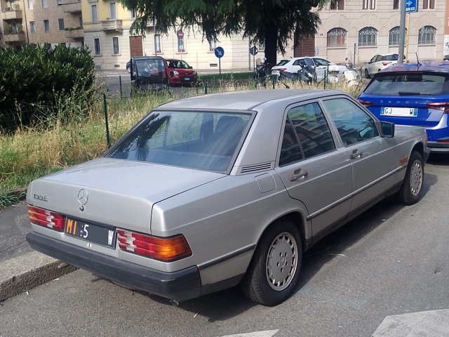www.targhenere.net/gallery2/wp-content/uploads/2026/04/mercedes190_spinte_tn82041_01.jpg