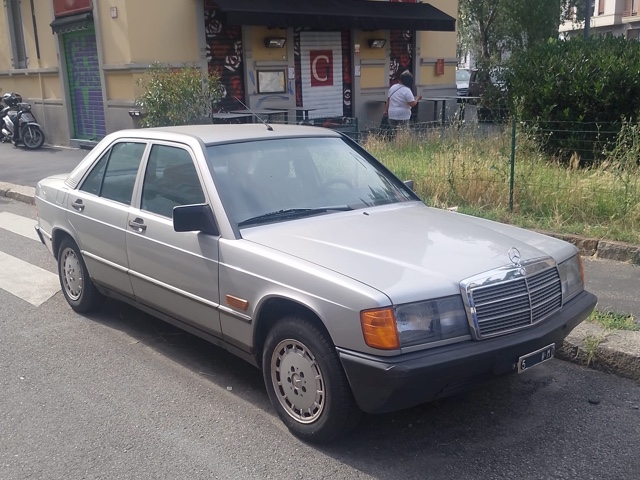 www.targhenere.net/gallery2/wp-content/uploads/2026/04/mercedes190_spinte_tn82041_02.jpg