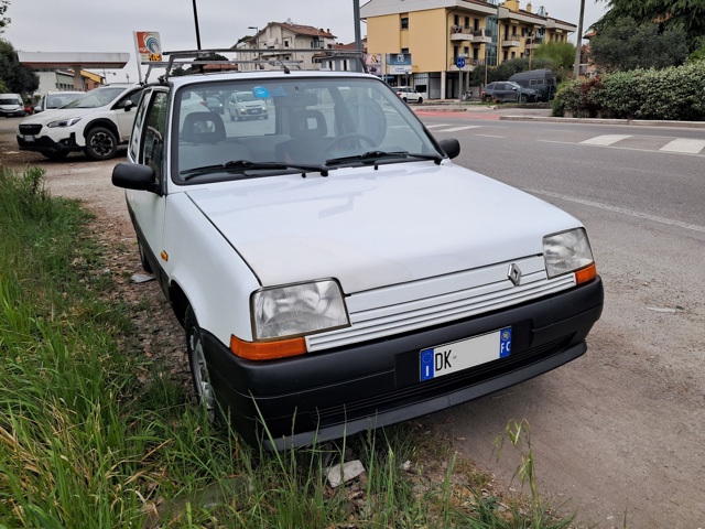 www.targhenere.net/gallery2/wp-content/uploads/2026/04/renault_r5_fronte.jpg
