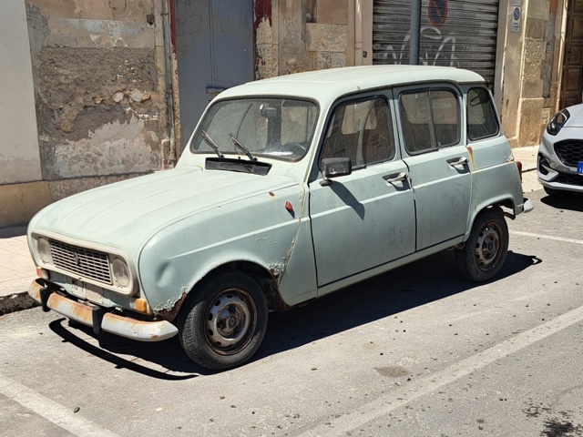www.targhenere.net/gallery2/wp-content/uploads/2026/06/renault_4_2_1.jpg