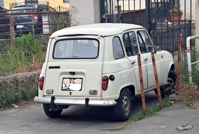 www.targhenere.net/gallery2/wp-content/uploads/2026/06/renault_4_argiuliasuper_tn67121.jpg