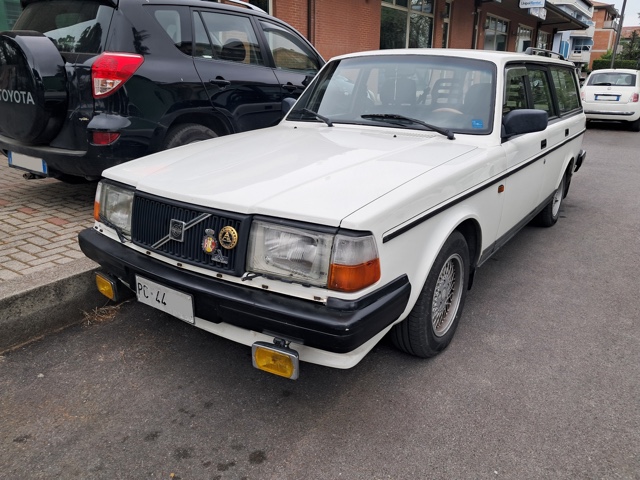 www.targhenere.net/gallery2/wp-content/uploads/2026/06/volvo_240_fronte.jpg
