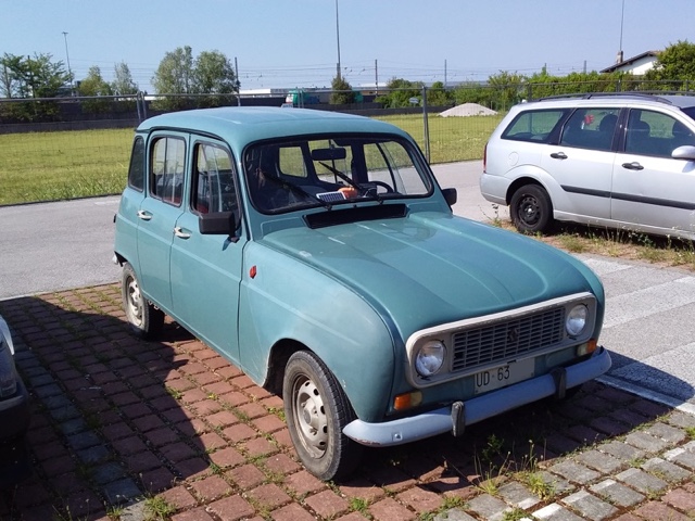 www.targhenere.net/gallery2/wp-content/uploads/2026/07/renault_4_956cc_1990_2.jpg