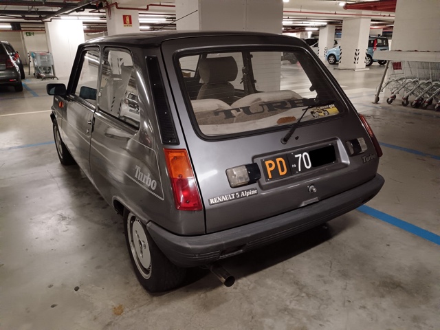 www.targhenere.net/gallery2/wp-content/uploads/2026/07/renault_5_alpine_turbo_ago26_retro_blowup_tn45075.jpg