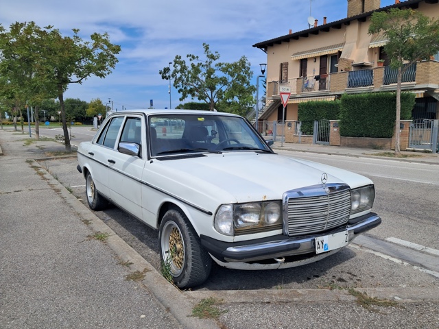 www.targhenere.net/gallery2/wp-content/uploads/2026/08/mercedes_240d_fronte.jpg