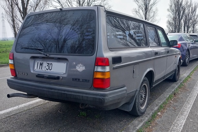 www.targhenere.net/gallery2/wp-content/uploads/2026/08/volvo240swsilverfox20260718.jpg