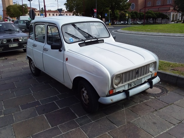 www.targhenere.net/gallery2/wp-content/uploads/2026/10/renault_4_tl_1992_2.jpg