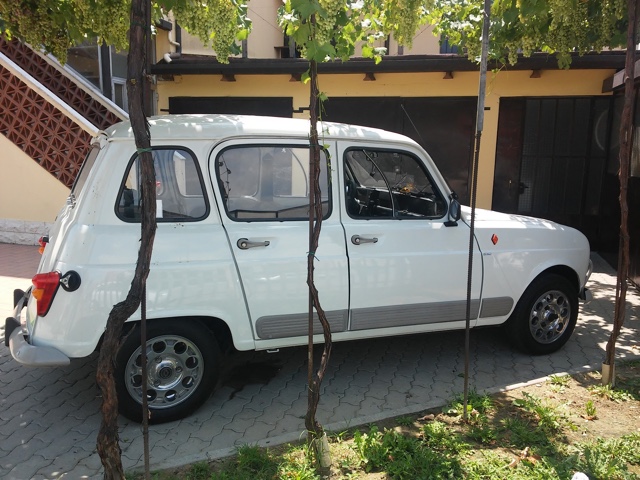 www.targhenere.net/images/001/renault_4_-_zan_-_fianco_zpstce4v2kc.jpg