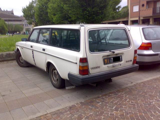 www.targhenere.net/images/001/volvo240glswqoro85_tn5132_zps48tbczqc.jpg