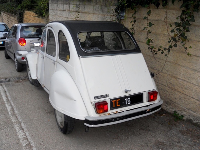 www.targhenere.net/images/002/copia_di_citroen_2cv_80_ap_tn10722_zpsoa588ycn.jpg