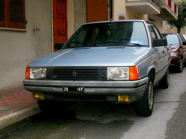 www.targhenere.net/images/002/copia_di_renault_r9_84_ant_ap_tn13407_zps765dedbe.jpg