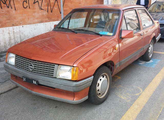 www.targhenere.net/images/002/opel_corsa_-_ra_37_-_fronte_zpssjxbofvo.jpg