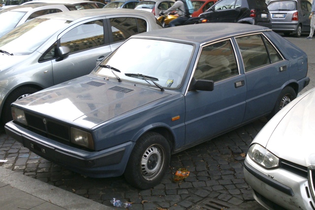 www.targhenere.net/images/003/lancia_delta_1300_-_1984_2_renault25_tn10490_zpse3039cef.jpg
