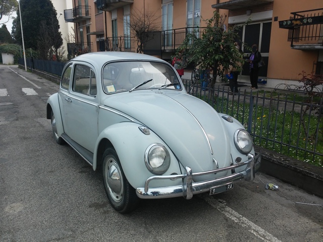 www.targhenere.net/images/004/volkswagen_maggiolino_-_ra_8_-_fronte_destro_zps8xc8gnga.jpg