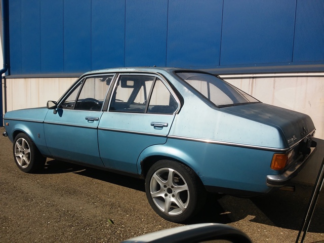 www.targhenere.net/images/005/ford_escort_-_tv_33_retro_zpsekewmwtv.jpg
