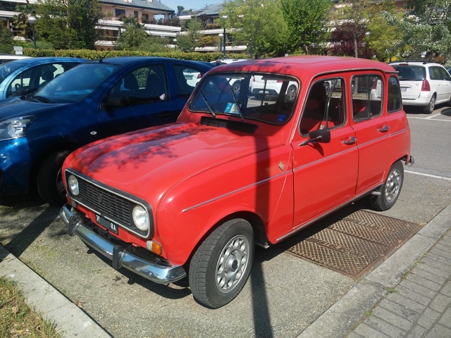 www.targhenere.net/images/005/renault_r4_-_ra_35_fronte_zpsipnxonfw.jpg