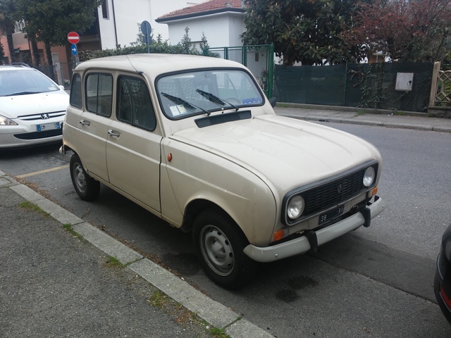www.targhenere.net/images/005/renault_r4_-_ra_38_-_fronte_zpsaltdfl6f.jpg
