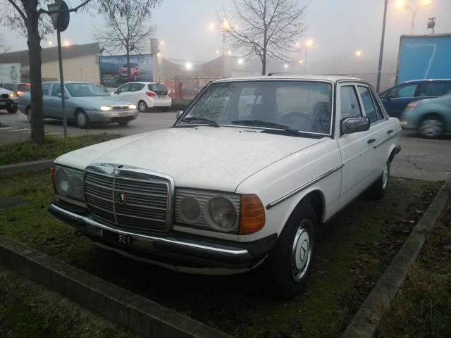 www.targhenere.net/images/006/mercedes_200d_-_fo_49_-_fronte_oinotna_tn203_zpsvezgpspc.jpg