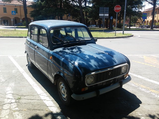 www.targhenere.net/images/006/renault_r4_-_vt_22_fronte_zpstz0o64nr.jpg