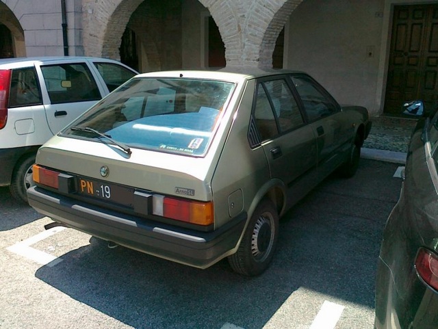 www.targhenere.net/images/media/alfa_romeo_arna_sl_1984_3_tn10846_zpsa0ec8bd2.jpg