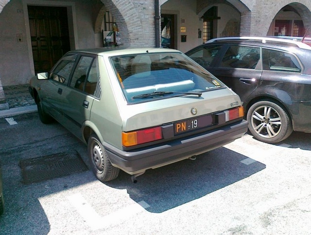 www.targhenere.net/images/media/alfa_romeo_arna_sl_1984_tn10846_zpsf34c62bc.jpg