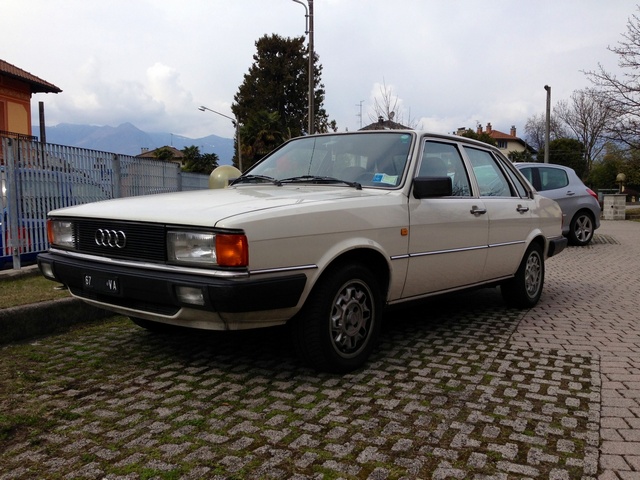 www.targhenere.net/images/media/audi80_fronte_1_zpsdf950de1.jpg