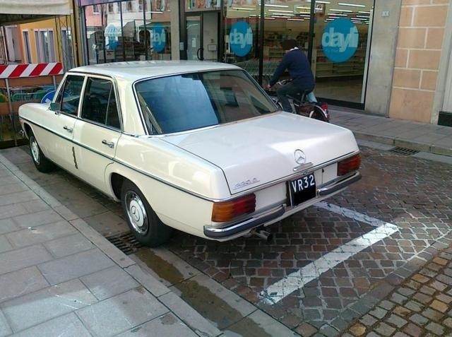 www.targhenere.net/images/media/mercedes_benz_220_d_1972_tn16624_zps86fb220f.jpg